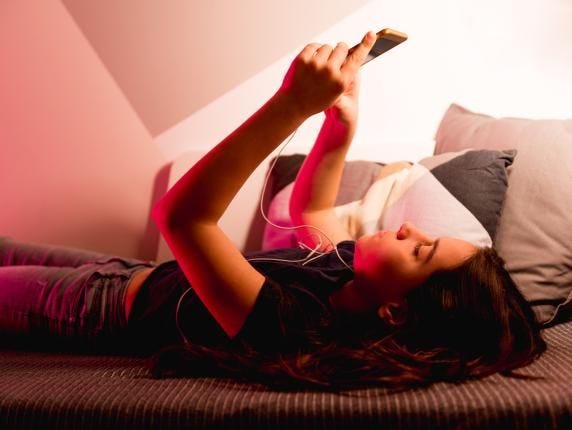Scrollare video su TikTok per più di due ore al giorno alimenta la noia cronica con effetti sulla salute mentale