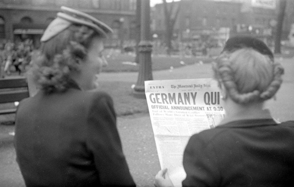 Mi padre fue nazi y yo aprendí a amar | Ornitorrinco La primera página de The Montreal Daily Star anuncia la rendición alemana. Foto/Archivo