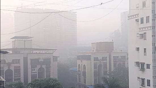 Navi Mumbai, India - Sept. 26, 2025:Navi Mumbai chokes on smog and chemical haze; Citizens suffer health issues at Koperkhairne in Navi Mumbai, India, on Friday, September 26, 2025. (Photo by / HT PHOTO) (HT PHOTO)
