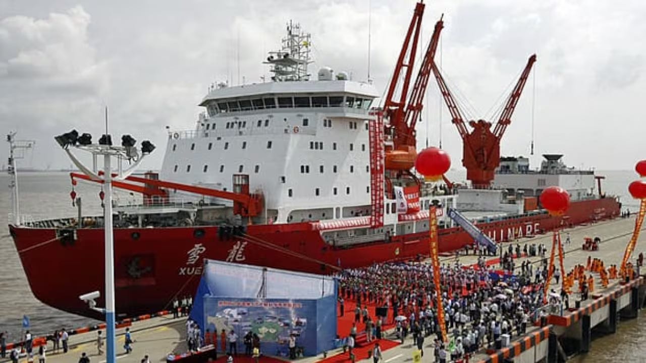 A large ship in a port

AI-generated content may be incorrect.