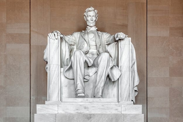 https://img.freepik.com/foto-gratis/estatua-abraham-lincoln-lincoln-memorial-washington-dc_273643-25.jpg?size=626&ext=jpg
