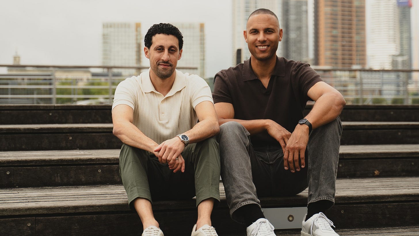 Seleman Arefi (links) en Luciano Currie op een trap aan de Maas in Rotterdam. Foto: Yasin Celik
