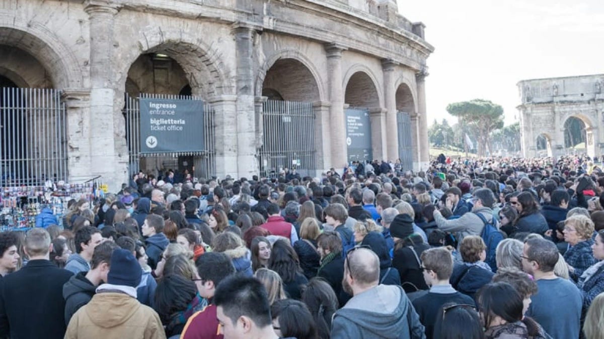A large crowd front of Colosseum