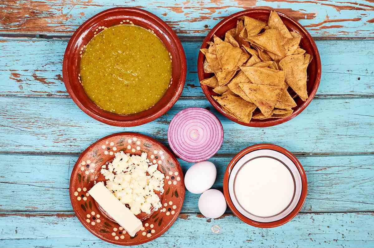 ingredients to make chilaquiles verdes with eggs