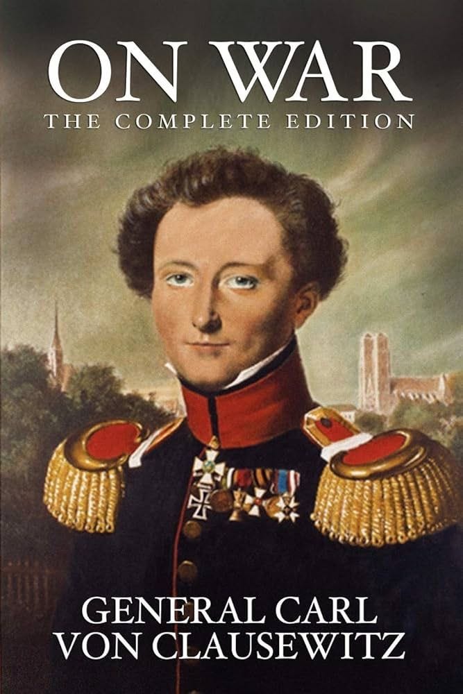 Capa do livro On War – The Complete Edition, escrito pelo general prussiano Carl von Clausewitz, com retrato do autor em uniforme militar e fundo com paisagem europeia. Obra clássica sobre estratégia militar que influenciou teorias modernas de negociação e litígio.