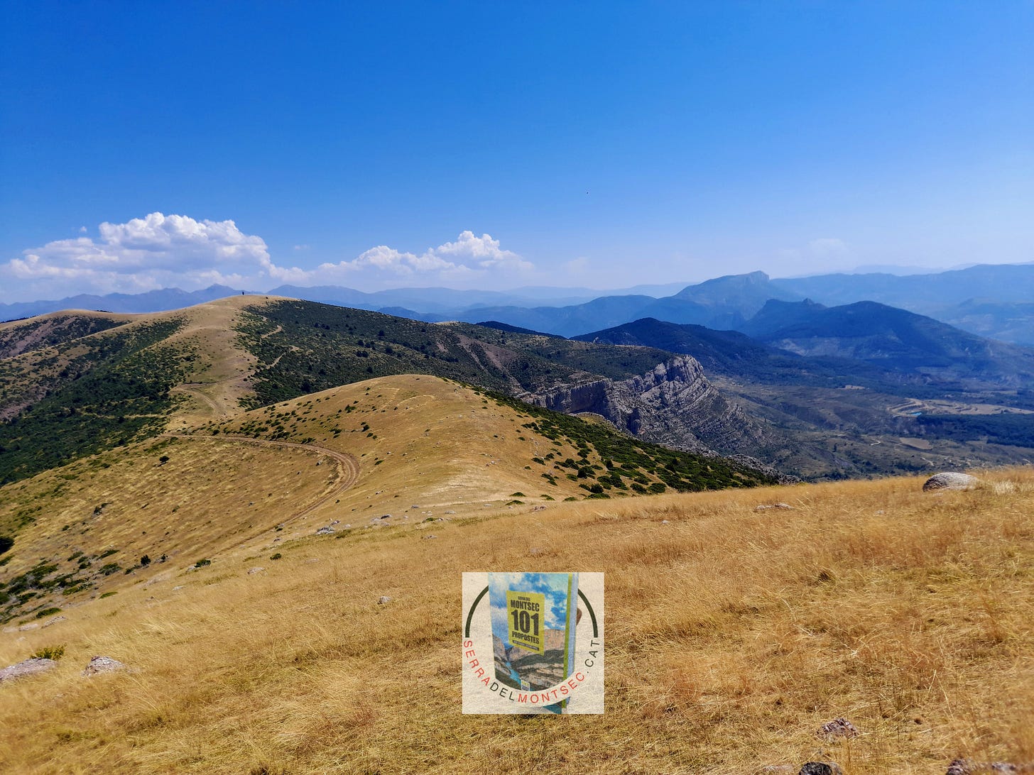 Carena de la Serra del Cis, partió d’aigües entre la vall mitjana de la Noguera Ribagorçana i la vall del riu Isàvena. Ribagorça d’Osca, Osca. Arago. Carena de la Serra del Cis, partió d’aigües entre la vall mitjana de la Noguera Ribagorçana i la vall del riu Isàvena. Ribagorça d’Osca, Osca. Arago.