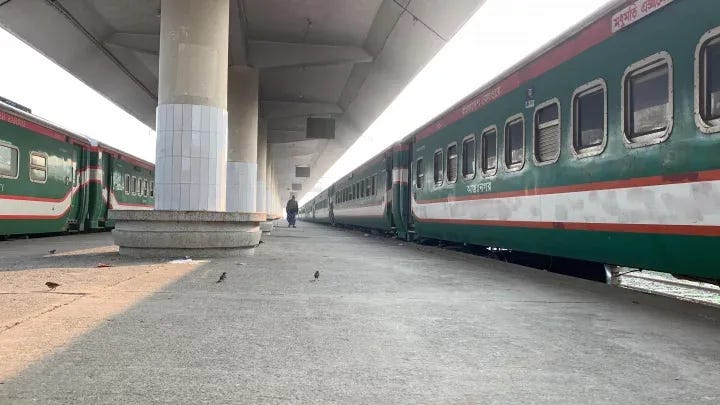 左图：滞留的旅客；右图：停运的列车。来源: Dhaka Tribune