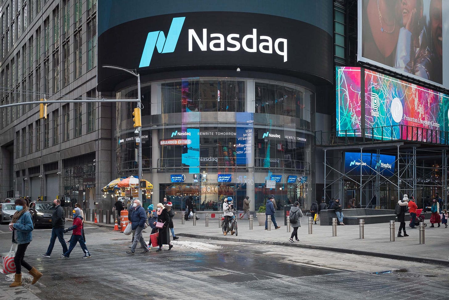 El Nasdaq, a menos de un 4% de la zona de compra por el lastre de Nvidia y  las 'Siete Magníficas'