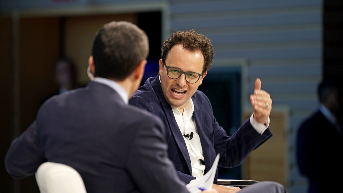 Line graph of Anthropic's annualized revenue surging from $9B to $19B