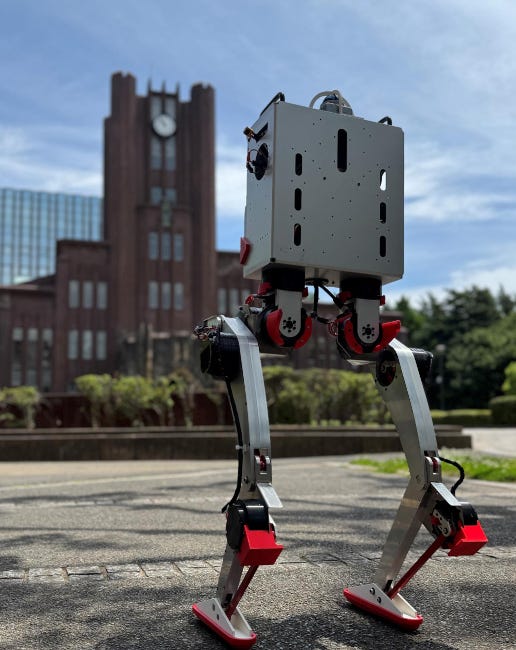 Le robot pose devant la tour d'horloge d'un bâtiment municipal