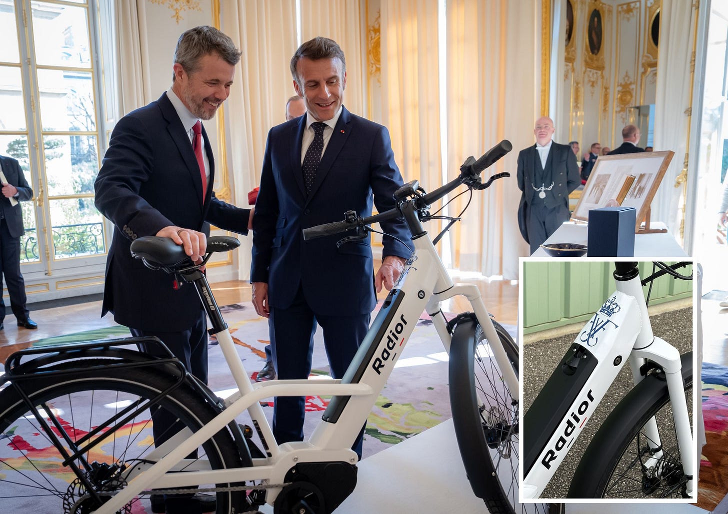 Emmanuel Macron presenta un velo Radior au 1er ministre Danois