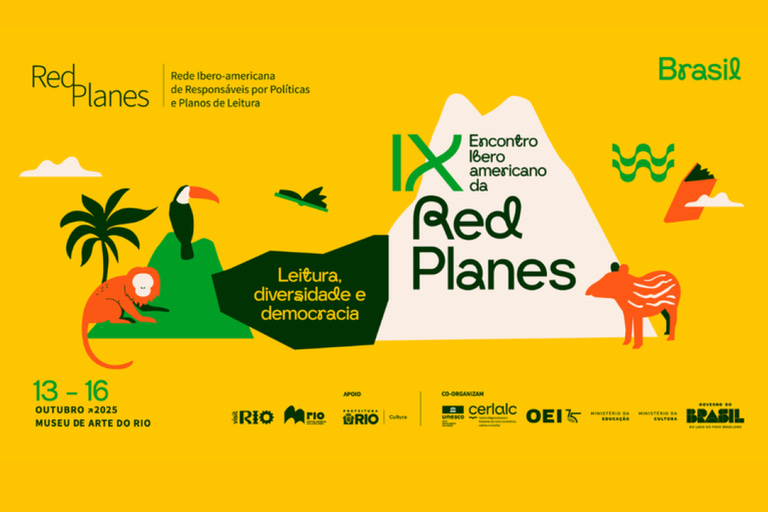 #descrevemospravocê  Card colorido de divulgação do IX Encontro Ibero-americano da Red Planes, com o tema "Leitura, diversidade e democracia". O evento será realizado de 13 a 16 de outubro de 2025, no Museu de Arte do Rio (MAR). A Red Planes é a Rede Ibero-americana de Responsáveis por Políticas e Planos de Leitura. O fundo do card é amarelo vibrante, com elementos gráficos em verde, branco, laranja, vermelho e preto.  No lado esquerdo superior, está o logotipo da Red Planes e o nome completo da rede. Abaixo, uma ilustração de uma paisagem tropical com elementos da fauna brasileira: um macaco laranja sentado no chão, um tucano em pé sobre uma árvore estilizada e uma ave voando ao fundo. Ao centro, o tema do encontro está escrito dentro de um formato verde irregular que representa uma área de vegetação.  À direita, um grande bloco branco simula uma montanha, sobre a qual está escrito: "IX Encontro Ibero-americano da Red Planes". Em frente à montanha, há a ilustração de uma anta com listras laranjas, e acima dela, desenhos abstratos coloridos que lembram aves, nuvens e vegetação. O nome Brasil aparece no canto superior direito, em letras verdes.  Na parte inferior do card, estão os logotipos dos organizadores e apoiadores: Prefeitura do Rio, Secretaria Municipal de Cultura, Ministério da Cultura, Ministério da Educação, Cerlalc, OEI e Governo Federal do Brasil.  A estética do card é alegre, acessível e inspirada em elementos da natureza latino-americana, com traços simples e cores vivas.