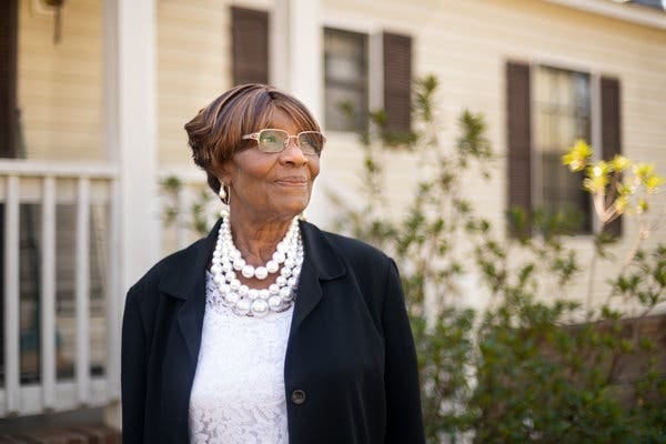 Before the Clyburn Endorsement, an Elderly Church Usher With a Question -  The New York Times