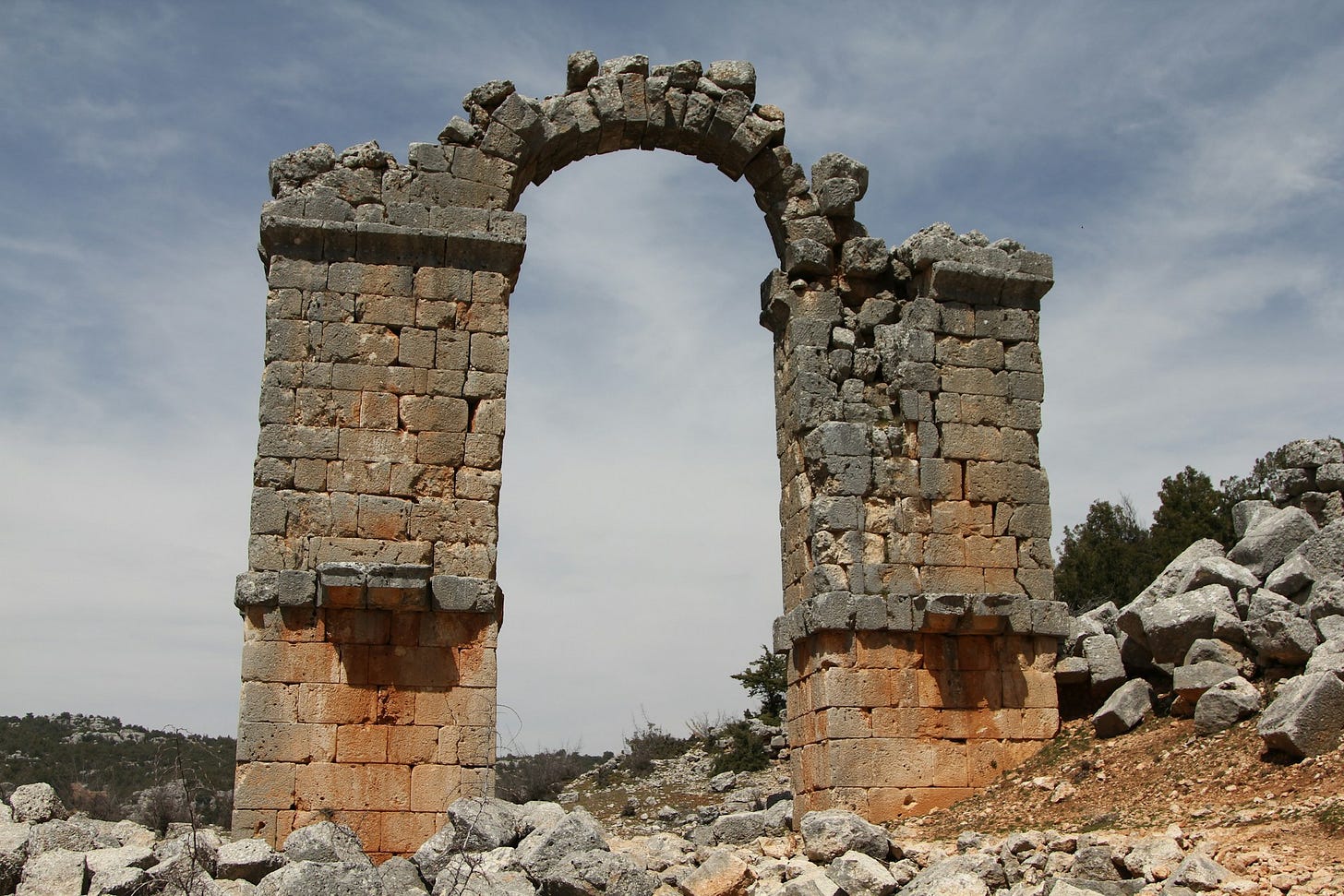 [Ruinas del arco - Foto de ZEKERIYA SEN (Istanbul) en Unsplash]