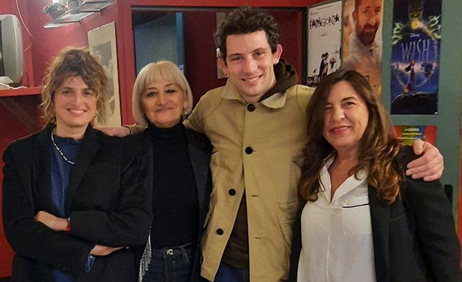 Alice Rohrwacher e Josh O’Connor a Bolsena per la presentazione del film La chimera, 13 candidature ai David di Donatello tra cui Miglior attore protagonista. Foto dal profilo Facebook del Multisala Moderno.