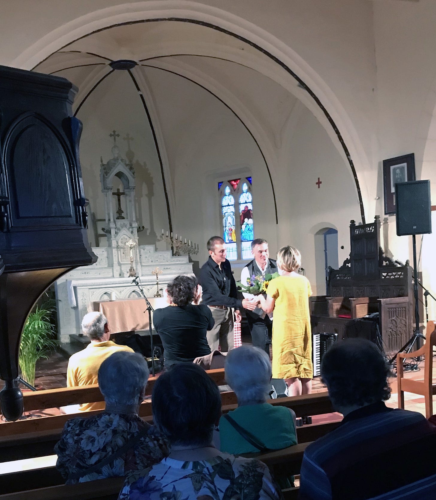 Remise de fleurs aux artistes (I Frangini) à l’issue de leur concert dans l’église de Belloc Saint-Clamens (Gers)