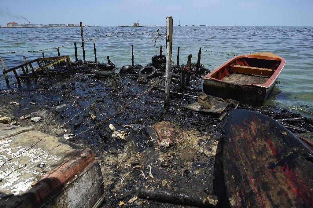 Lake Maracaibo: polluted by a permanent black tide