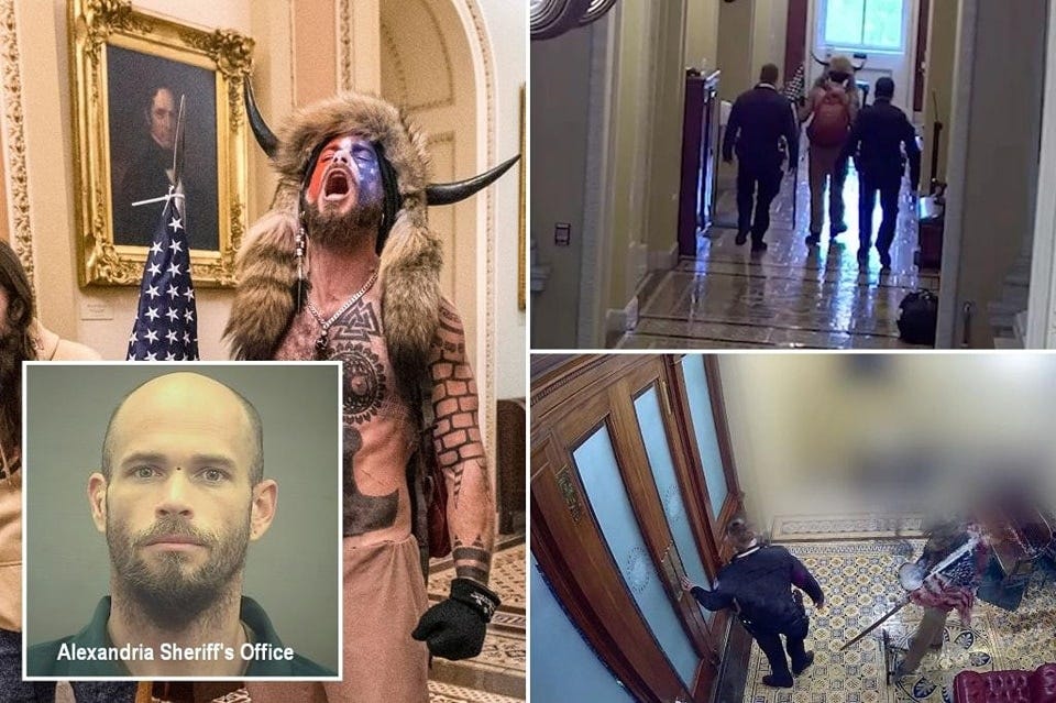 A hírhedtté vált Qanon sámán fickót maguk a Capitolium rendőrei kísérték be a szenátus nagy termébe