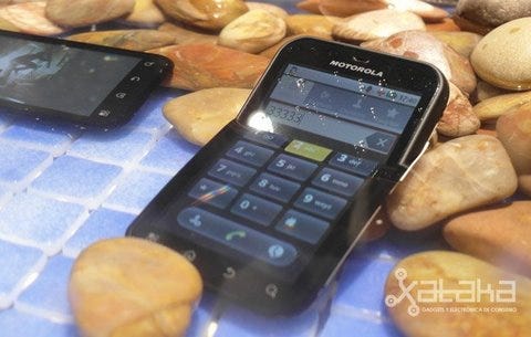 Motorola Defy en el agua Motorola Defy en el agua