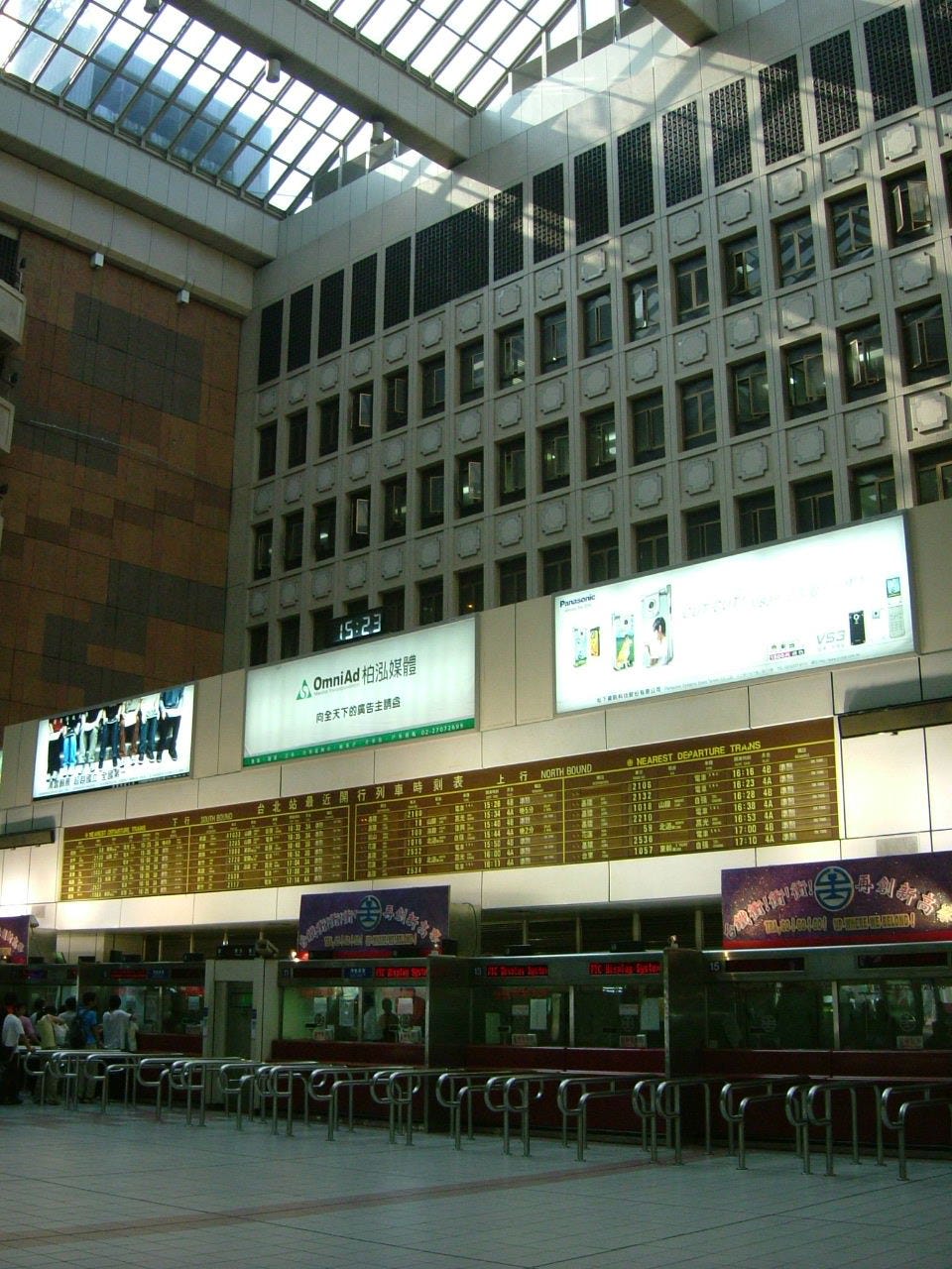 台北車站中央大廳曾是集會、等待與休息的場域;坐下來的權利,也是城市如何對待移工的問題。|來源:台灣少年 / Wikimedia Commons(CC BY-SA 3.0) 台北車站中央大廳曾是集會、等待與休息的場域;坐下來的權利,也是城市如何對待移工的問題。|來源:台灣少年 / Wikimedia Commons(CC BY-SA 3.0)