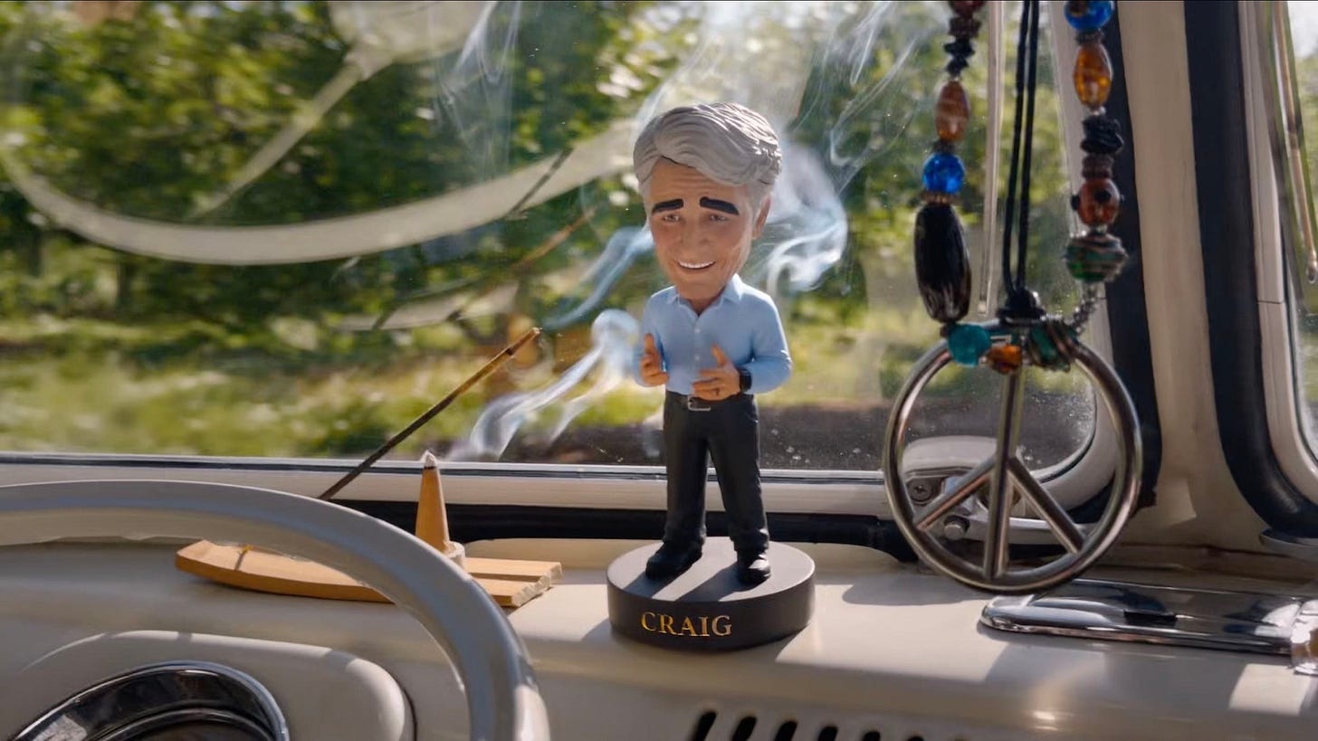Na zdjęciu figurka Craiga Federighi na desce rozdzielczej Volkswagena Transportera. Ujęcie z konferencji WWDC 2026.