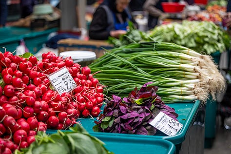 Această selecție urmărește legumele de sezon și felul în care piața devine, la început de aprilie, una dintre cele mai vii imagini ale primăverii urbane. Tarabele pline de verdețuri, salată, ridichi și ceapă verde vorbesc despre prospețime, despre ritmul sezonului și despre apropierea unei perioade în care aceste gusturi simple revin firesc pe mesele oamenilor.