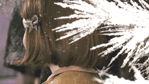 Gif de Lucy Pevensie entrando en Narnia