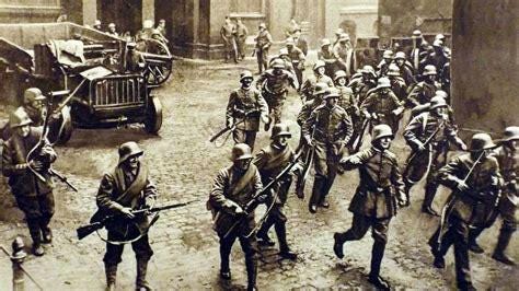 Freikorps soldiers rushing through a Berlin courtyard, Spartacist ...