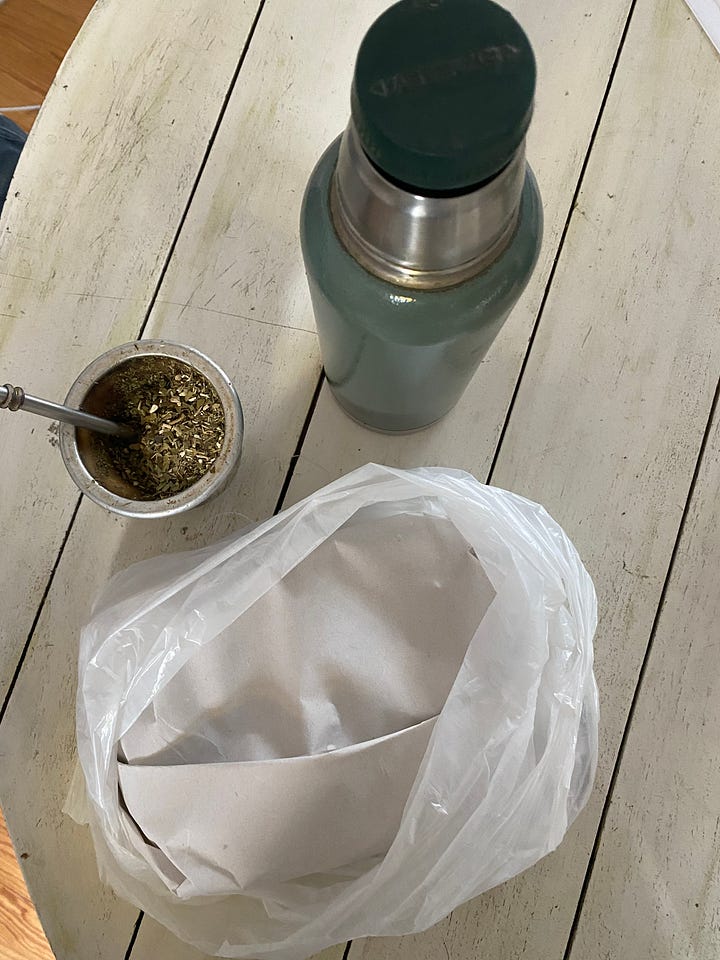 Pasty, facturas, medialunas, mate, vigilante, flores, tortita negra