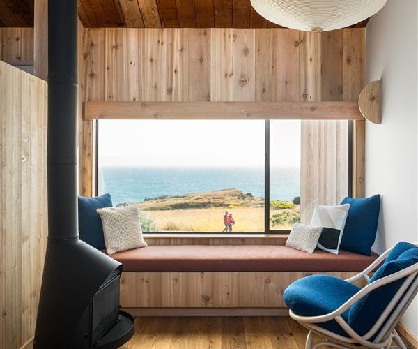 Don't you just want to live in this picture, sitting on the windowseat and admiring the view?