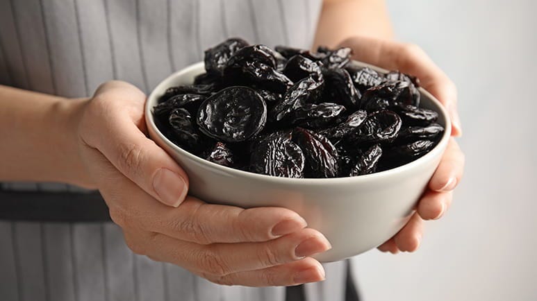 eating prunes