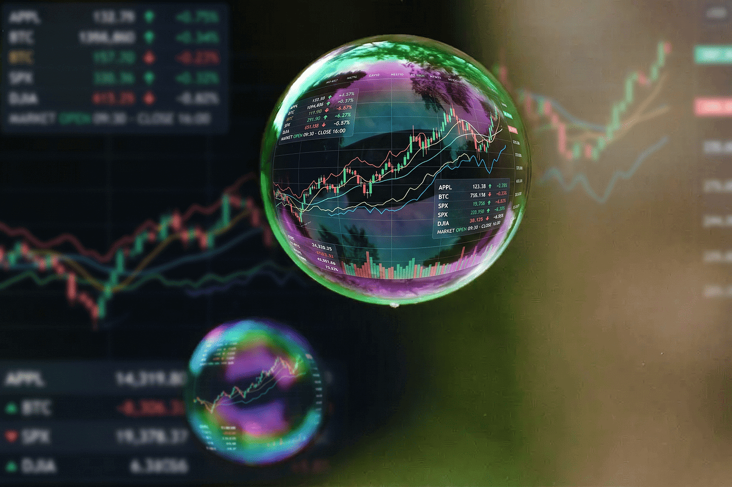 Un primer plano fotorrealista de una gran burbuja de jabón iridiscente, con su superficie reflejando sutilmente colores, que encierra en su interior un gráfico financiero detallado de velas y un panel de datos de "Market Analysis" con tickers (AAPL, BTC, SPX, DJIA) y valores bursátiles borrosos. La burbuja está suspendida ante un panel de control financiero mayor y desenfocado con datos similares. Abajo a la izquierda, hay una segunda burbuja más pequeña y borrosa. Un primer plano fotorrealista de una gran burbuja de jabón iridiscente, con su superficie reflejando sutilmente colores, que encierra en su interior un gráfico financiero detallado de velas y un panel de datos de "Market Analysis" con tickers (AAPL, BTC, SPX, DJIA) y valores bursátiles borrosos. La burbuja está suspendida ante un panel de control financiero mayor y desenfocado con datos similares. Abajo a la izquierda, hay una segunda burbuja más pequeña y borrosa.