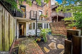 📰 This week for the @baltimorebanner, I'm featuring one of the most unique  (and colorful!) homes on the market - Bolton Hill's “Dragon House.” Inside,  you'll find surprisingly bold interiors, historic charm