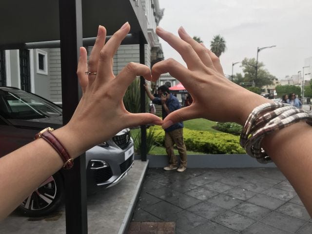Un corazón hecho de manos Un corazón hecho de manos