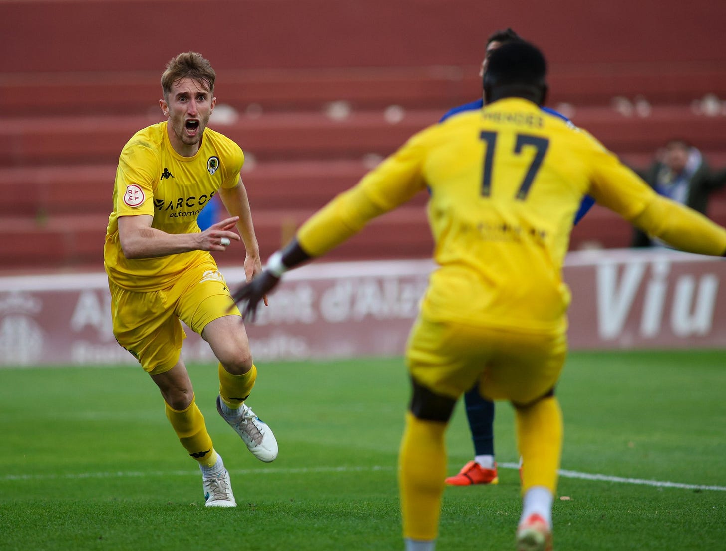Ryan Nolan celebra el gol de la victoria en Alzira Ryan Nolan celebra el gol de la victoria en Alzira