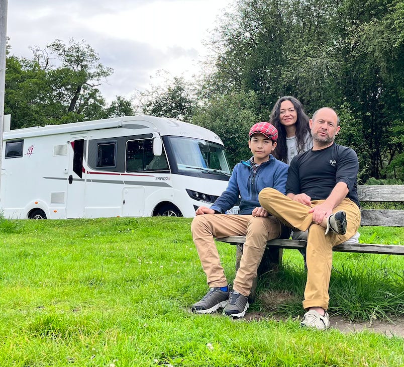 Un día cualquiera, en algún lugar de Escocia, nos tomamos esta foto hace más de 2 años.