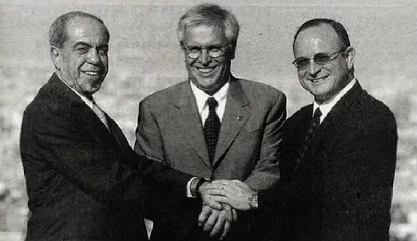 Barcellona, 1998 – da destra Roni Milo (Tel Aviv), Joan Clos (Barcellona) e Awni al-Shawa (Gaza), in occasione del “Protocol of Cooperation”