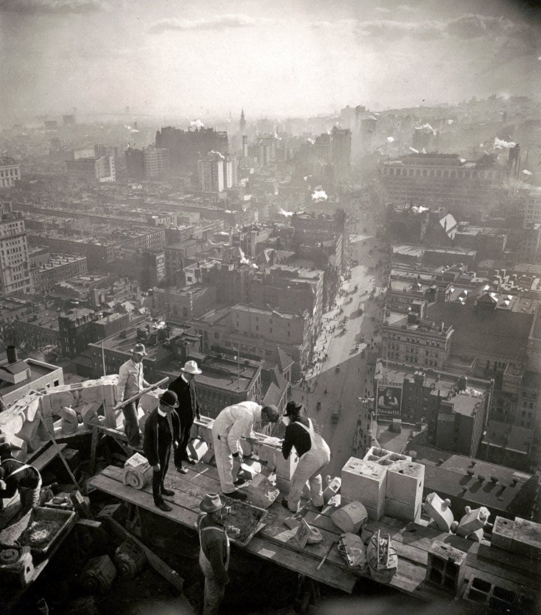 Construction work atop NYC skyscraper 1905