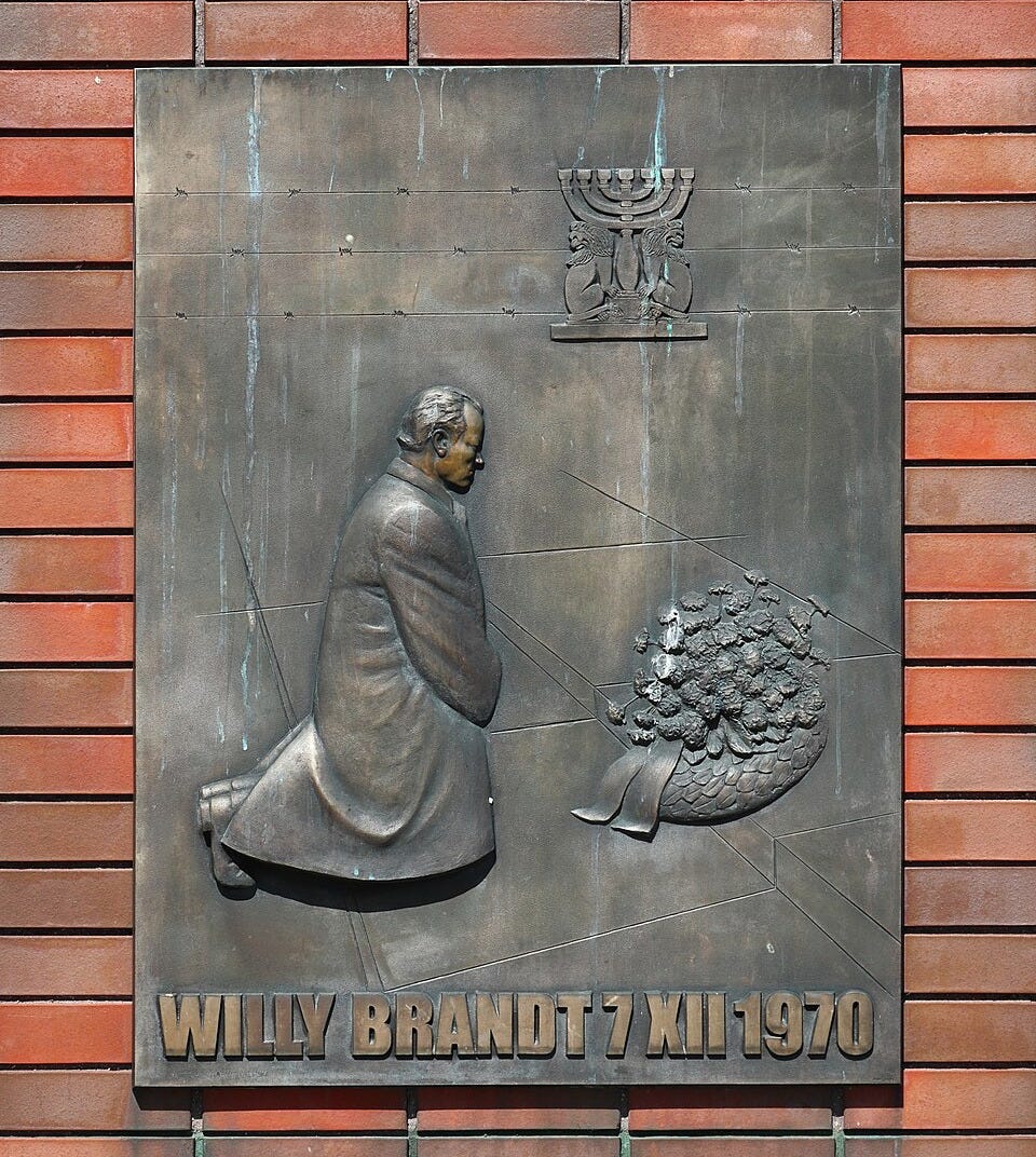 https://upload.wikimedia.org/wikipedia/commons/thumb/1/1e/2022_Warszawa_pomnik_Willy%27ego_Brandta%2C_1.jpg/960px-2022_Warszawa_pomnik_Willy%27ego_Brandta%2C_1.jpg