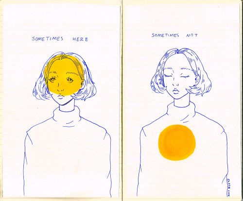 Ilustração digital com dois desenhos parelos de uma moça. No lado esquerdo uma bola transparente amarela aparece sobre a cabeça da moça e está escrito "sometimes here". No lado direito a bola amarela está posicionada no peito da moça e ela aparece de olhos fechados, diferente do lado esquerdo que está olhando pra frente. O texto diz "sometimes not".