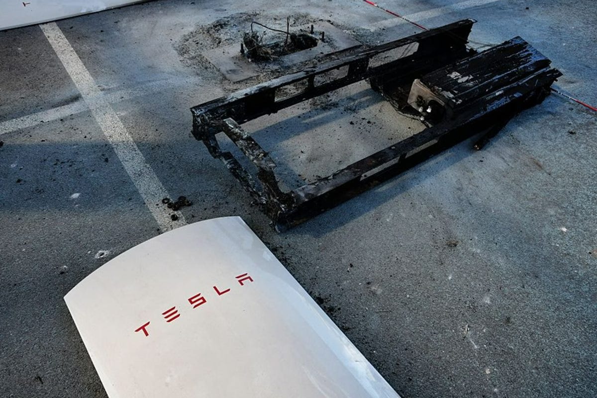 Imagem de destruição causada por protesto violento em concessionária da Tesla - Metrópoles