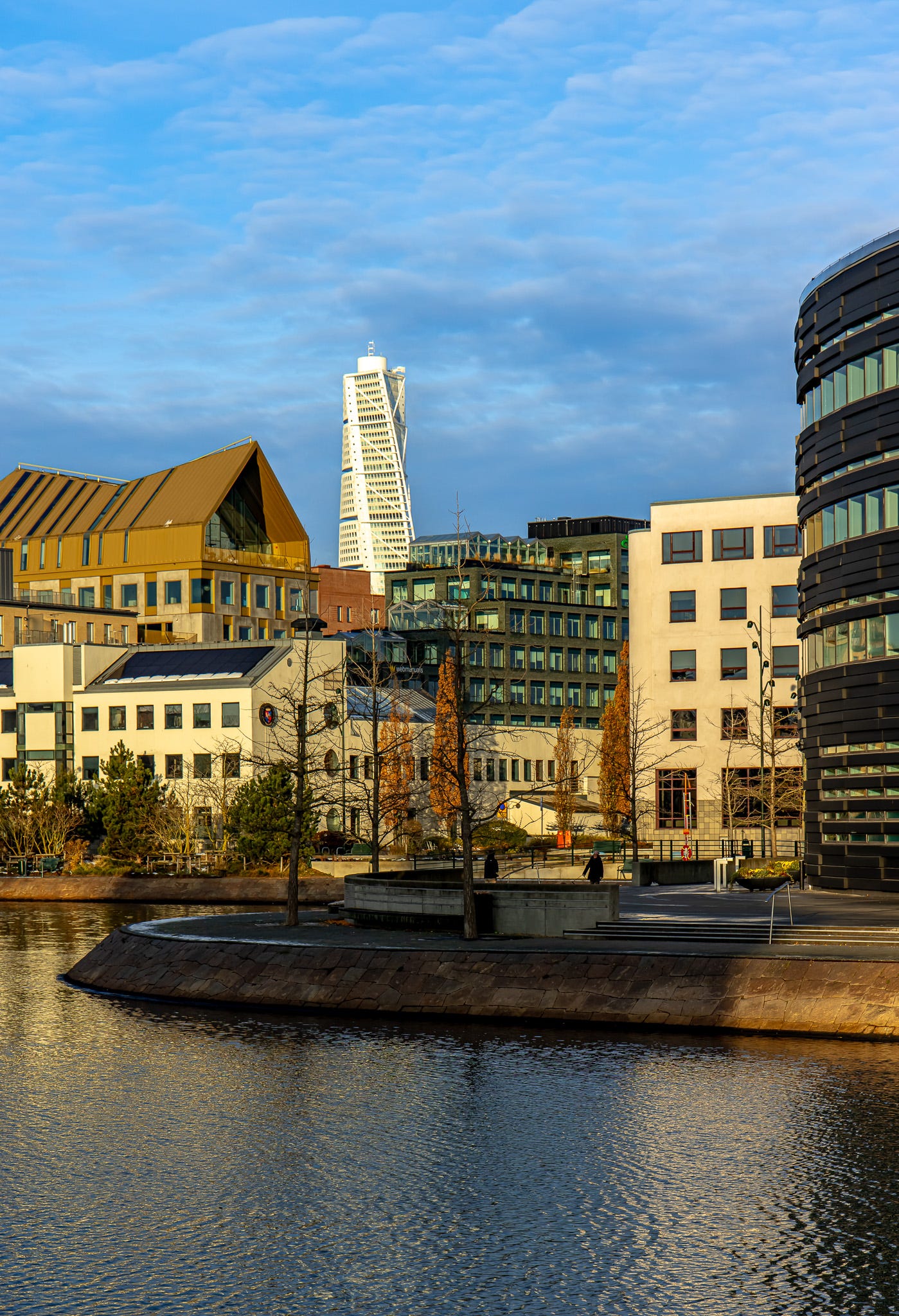 A body of water with buildings in the background

AI-generated content may be incorrect.