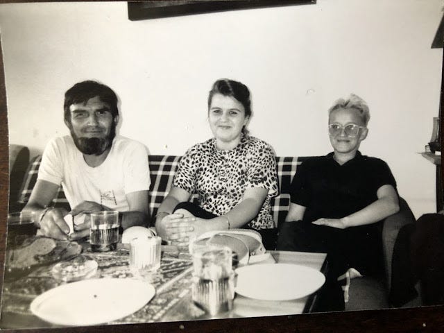 Logo ficou claro que Joasia era a fonte dos fenômenos e que ela emitia uma espécie de influência sobrenatural que colocava em movimento os objetos ao seu redor, ou seja, telecinesia ou psicocinesia. (Foto em 1990 com os pais). Logo ficou claro que Joasia era a fonte dos fenômenos e que ela emitia uma espécie de influência sobrenatural que colocava em movimento os objetos ao seu redor, ou seja, telecinesia ou psicocinesia. (Foto em 1990 com os pais).