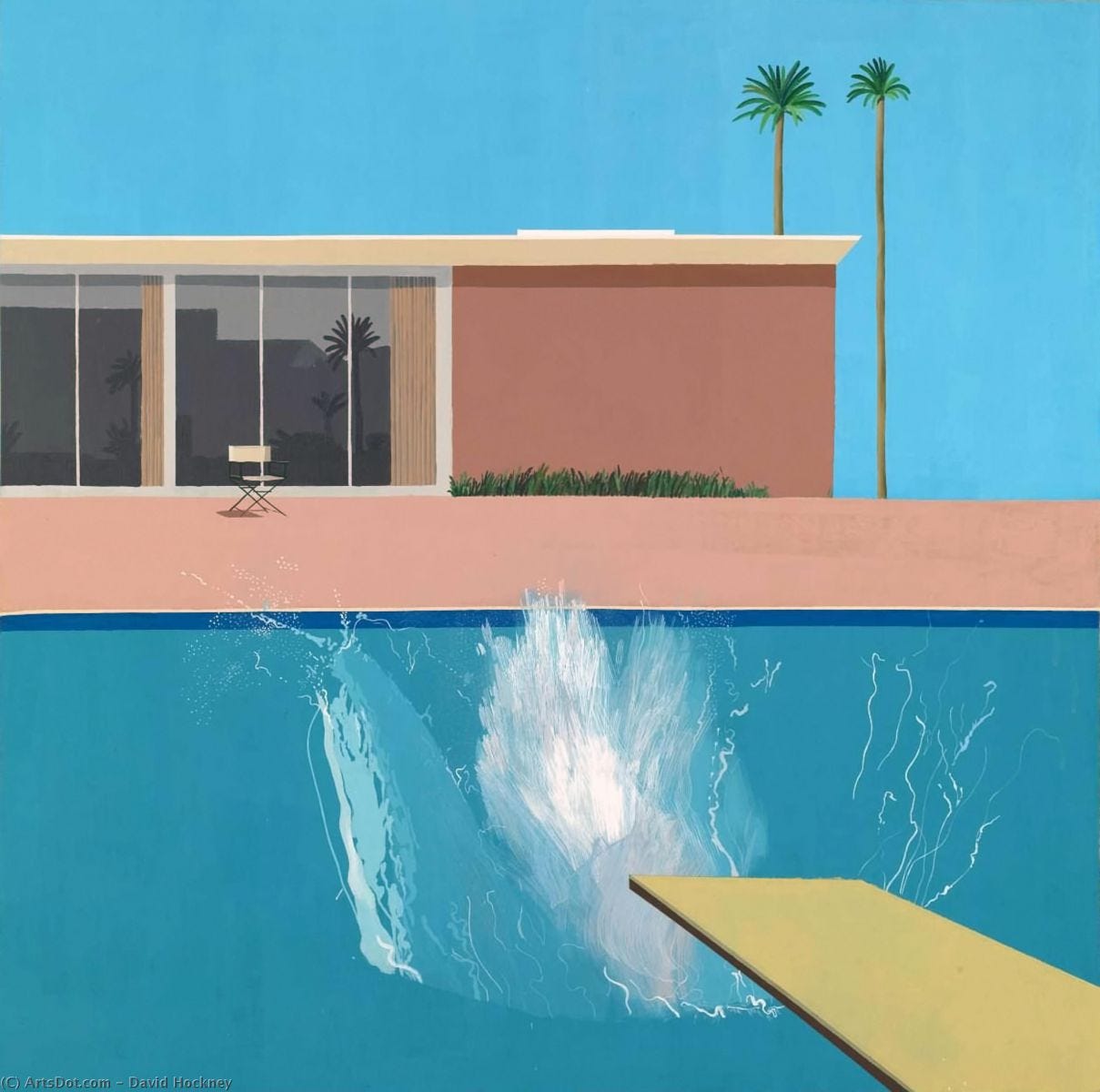 A imagem retrata a famosa obra "A Bigger Splash" de David Hockney (1967). A pintura apresenta uma composição minimalista e geométrica de uma residência modernista em estilo californiano com uma piscina em primeiro plano. O momento capturado mostra o impacto e respingo de alguém que acabou de mergulhar, criando uma explosão branca de água contra o azul vibrante da piscina. A cena é complementada por um trampolim amarelo, uma casa com grandes janelas de vidro, uma parede terracota, duas altas palmeiras contra um céu azul intenso, e uma cadeira de diretor vazia na borda da piscina. A obra é caracterizada por cores planas e vivas, típicas do estilo pop art de Hockney, contrastando com o dinamismo do respingo d'água meticulosamente pintado.