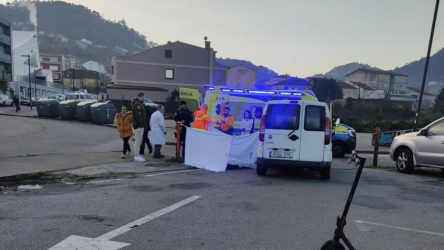Los servicios médicos y la Policía Local de Bueu esta mañana en el lugar del suceso