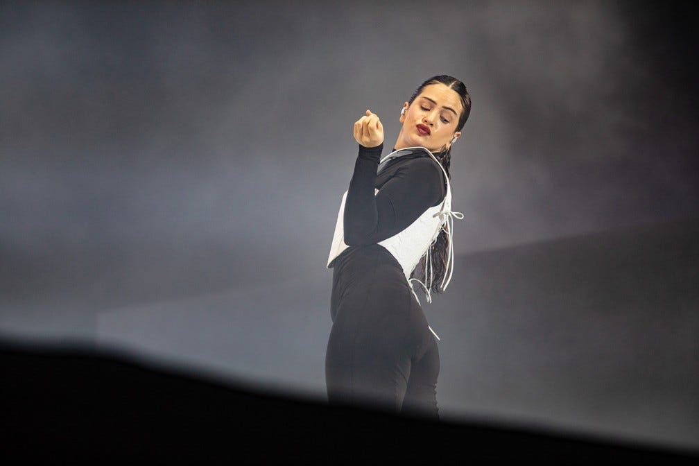 Rosalía canta com Gloria Groove, assoa o nariz e vira protagonista no  Lollapalooza com show carismático | Lollapalooza 2023 | G1