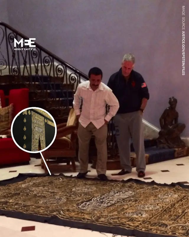 Epstein ja Bin Sulayem ihailemassa Islaminuskon Mekan Kaaban kankaanpalaa, joka myöhemmin lahjoitettiin Epsteinille.