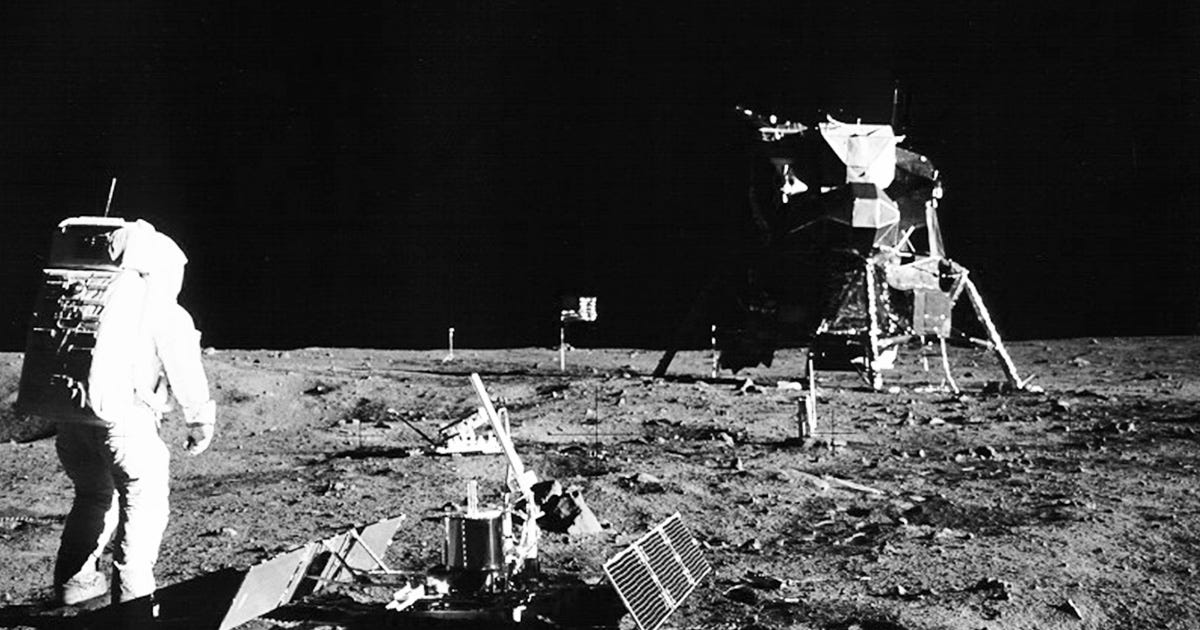 Domingo carioca com astronauta na Lua - revista piauí Domingo carioca com astronauta na Lua - revista piauí