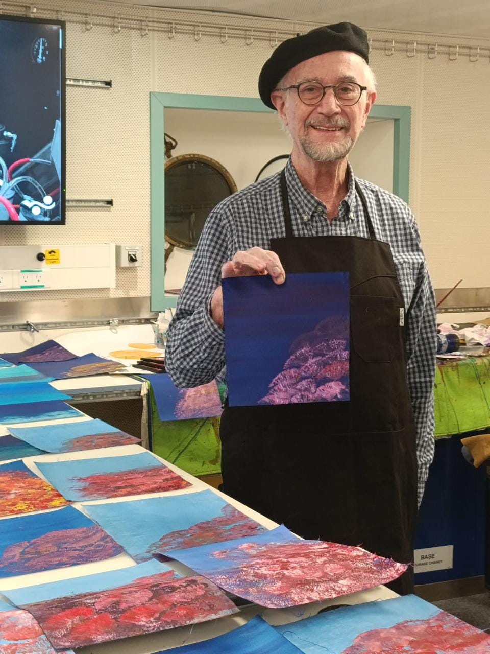 Retrato al agua en un café | Ornitorrinco Pablo Penchaszadeh, el biólogo y artista que viajó a la expedición marítima junto a otros científicos del CONICET en colaboración con el Schmidt Ocean Institute.