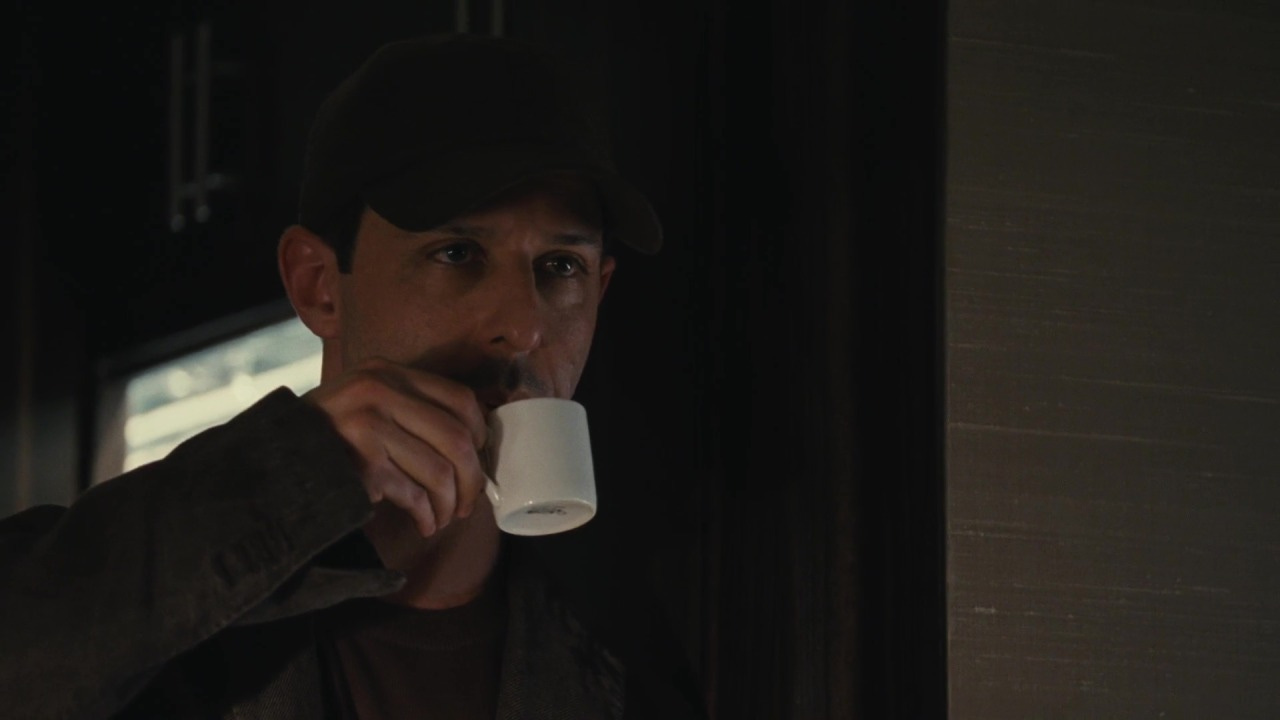 Kendall Roy tomando um cafezinho de boné